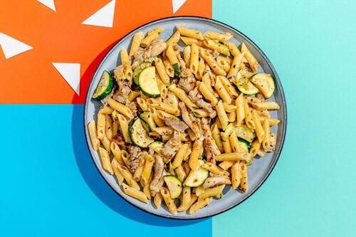 Schnelle „Hähnchen”-Penne mit Zucchini und Crème fraîche