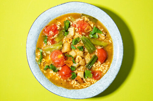 Deftige Tomaten-Sellerie-Suppe mit Reis verfeinert mit Lauchzwiebel-Öl
