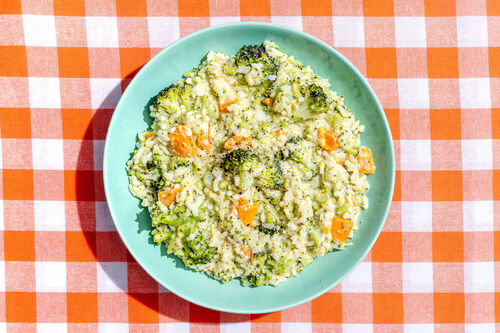 Bunter Reistopf mit Crème fraîche mit Süßkartoffel und Brokkoli