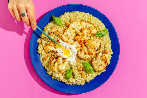 Gerösteter Blumenkohl und pochiertes Ei auf Risotto mit Thai-Basilikum-Pesto