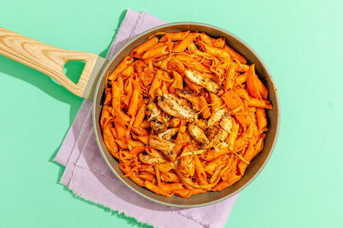 Pikanter Nudeltopf mit veganem „Hähnchen“ mit Karotte und Weißkohl