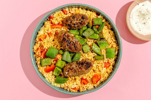 Saftige Rinder-Köfte auf Tomaten-Bulgur mit grüner Paprika und Joghurtsauce