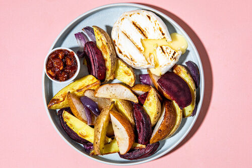 Gebackener Camembert mit Röstgemüse und Birne dazu Pflaumen-Chutney-Sauce