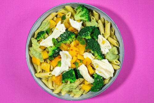 Frische Zitronen-Minz-Pasta an Mozzarella und buntem Gemüse