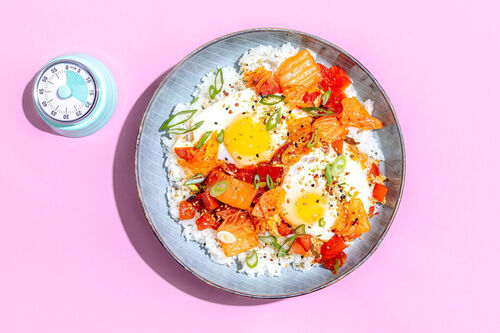 Spiegeleier mit Kimchi auf duftendem Jasminreis