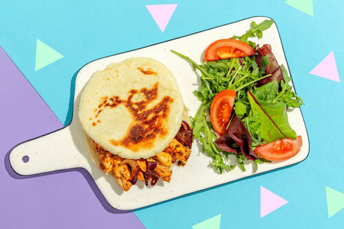 Pita mit griechischem Zwiebelhähnchen dazu Salat mit frischen Tomaten