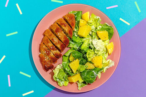 Schweineschnitzel in Panko-Kruste mit feinem Salat und Kartoffeln