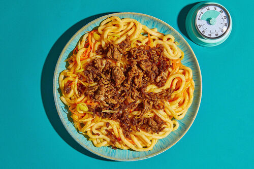 Indonesische Garnelenpfanne auf Udon-Nudeln mit knackigem Gemüse