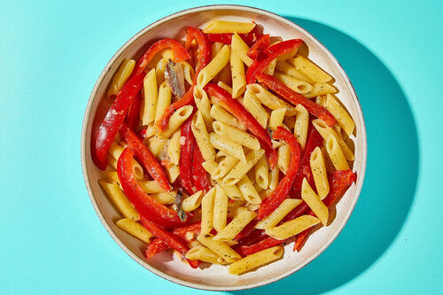 Würzige Sardellen-Carbonara mit Pasta und zarter Paprika