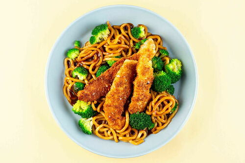 RS-KF Hähnchen im Kokosmantel mit gebratenen Nudeln und Brokkoli