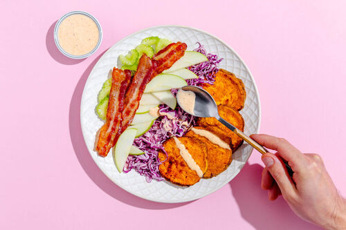 Amerikanischer Cobb Salad mit Hähnchen dazu Apfel, Rotkohl und Süßkartoffeln