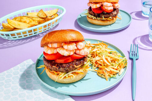 Saftiger Garnelen-Bio-Rind-Burger mit Sriracha-Krautsalat und Ofenkartoffeln