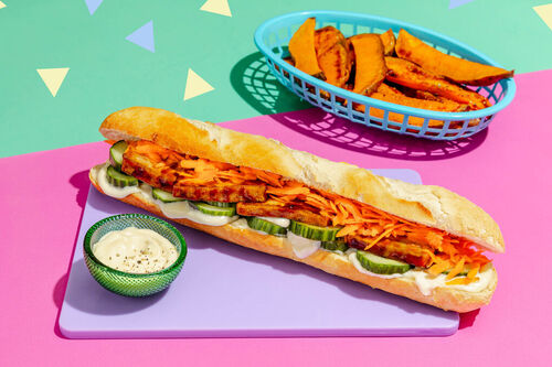 BBQ-Teriyaki-Tofu im Baguette mit Süßkartoffeln und Gurken-Karotten-Salat