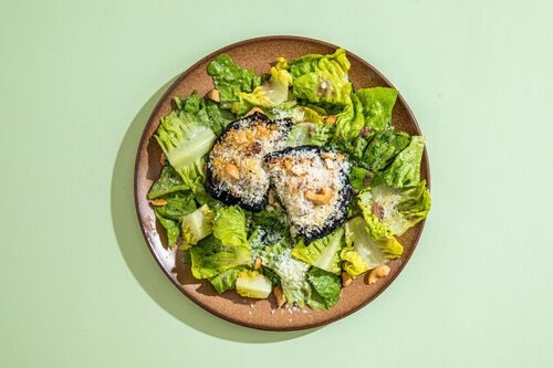 Überbackene Portobello-Pilze auf Salat mit Sardellendressing und Cashewkernen