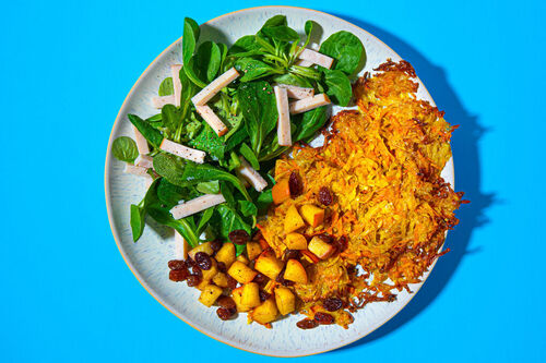 Großes Ofenrösti mit Räucherhähnchen serviert mit Feldsalat und Apfelkompott