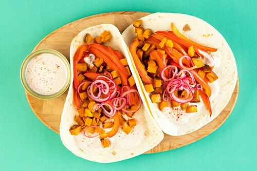 Tortillas mit pikanten Süßkartoffeln dazu eingelegte Zwiebeln und Joghurtdip