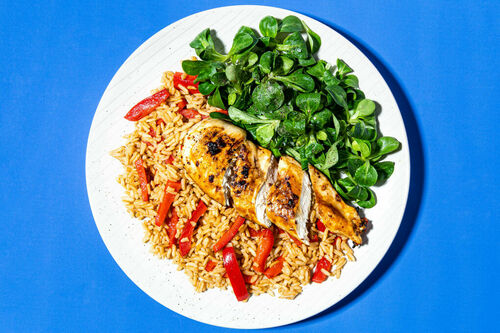 Chili-Hähnchen auf braunem Reis mit Paprika und Feldsalat