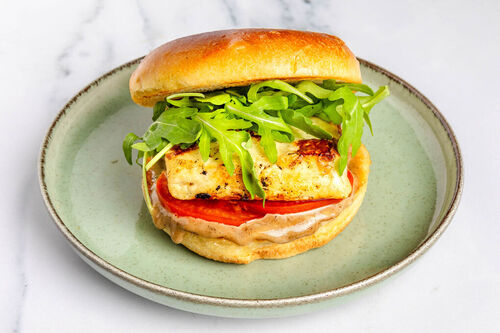 Grillkäse-Burger mit pfeffrigem Rucola und Tomate