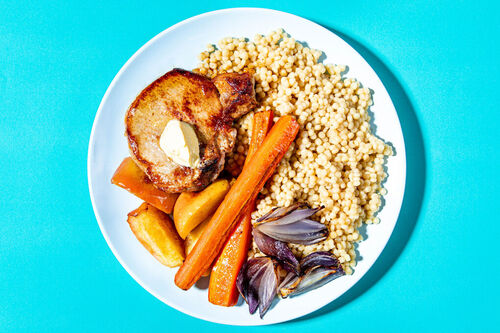 Schweinekotelett auf Perlencouscous mit glasierter Karotte, Apfel und Zwiebeln