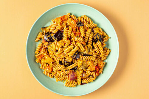 Cremig-pikante Pasta mit Ofenfeta mit gebackenen Tomaten und Auberginen