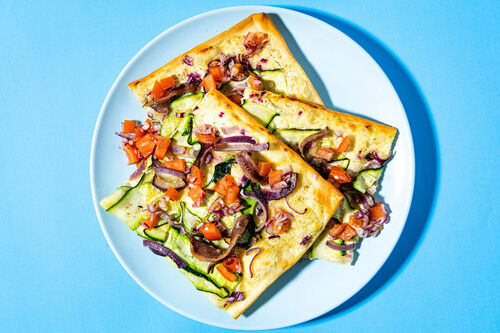 Gemüse-Flammkuchen mit Sardellen garniert mit frischer Tomatensalsa