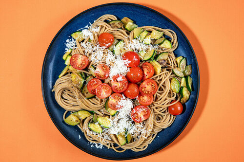 Vollkornspaghetti mit Sardellen und Zucchini, dazu frische Kirschtomaten