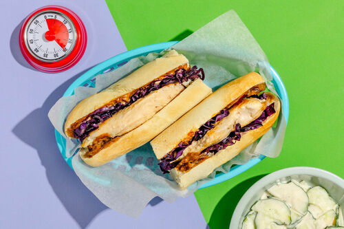 Tandoori-Hähnchensandwich mit Rotkohl, Chutney-Dip und Gurkenraita