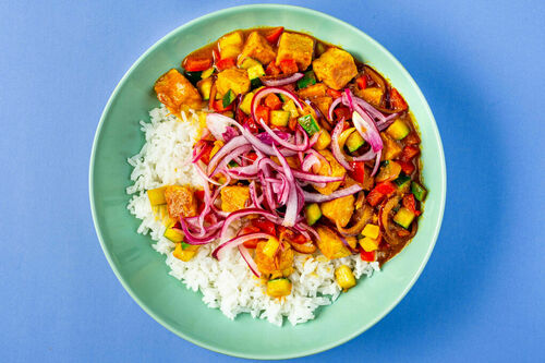 Pikantes Tofu-Gemüse-Curry auf duftendem Jasminreis