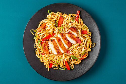 Glasiertes Schweinesteak auf Asia-Nudeln mit Ingwer und Paprika