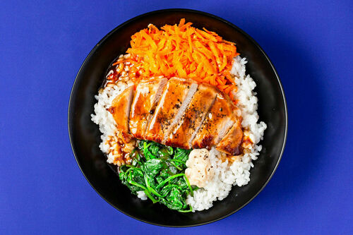 Reisbowl mit glasiertem Schweinesteak an Spinat, Karotten und Sesamdip