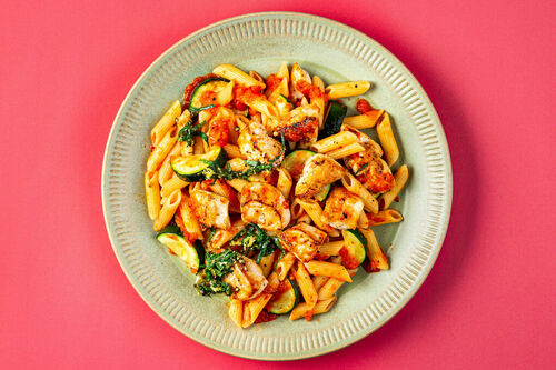 Hähnchenpasta mit Minzgremolata und Zucchini in fruchtiger Paprikasauce