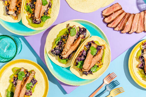RS Bunte Tacos mit Rindersteak-Strips dazu Guacamole und gerösteter Kohlsalat