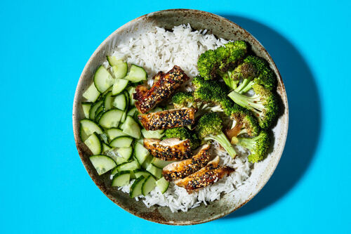 RS-KF Teriyaki-Poke-Hähnchen auf Reis serviert mit geröstetem Brokkoli