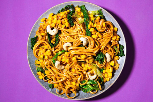 Asianudeln mit Chilisauce und Mais mit Cashews und gebratenem Wirsing