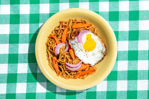 Bami Goreng mit Spiegelei dazu eingelegte Zwiebeln