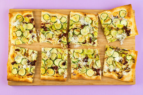 Zucchini-Lauch-Flammkuchen mit getrockneten Tomaten