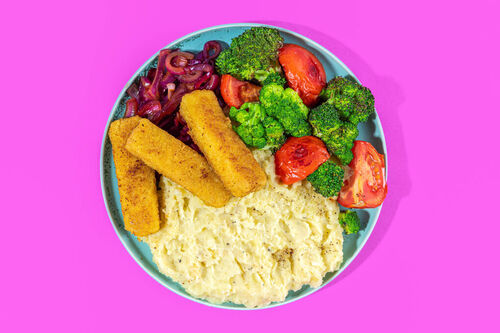 Vegane Fischstäbchen auf Kartoffelpüree mit Tomaten und Brokkoli aus dem Ofen
