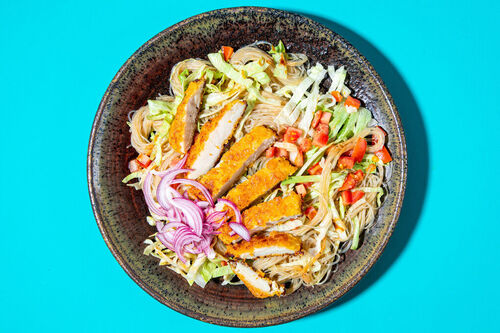 Hähnchenschnitzel auf Glasnudel-Salat mit würziger Sauce und eingelegten Zwiebeln