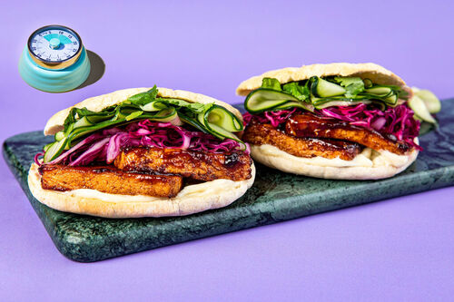 Tofusandwich im Bánh-mì-Style in Pitabrot mit eingelegtem Gemüse
