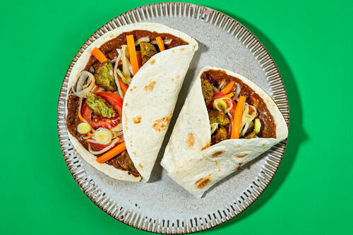 Size+ Falafel-Wraps mit Erdnusssauce und gebratenem Gemüse