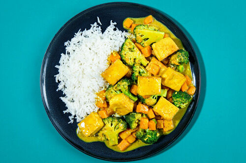 Cremiges Brokkoli-Tofu-Curry mit Süßkartoffelwürfeln