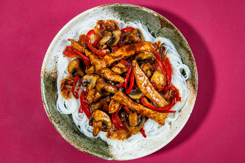 Schweinefleisch-Pilz-Pfanne in Hoisinsauce auf Glasnudeln mit frischer Paprika