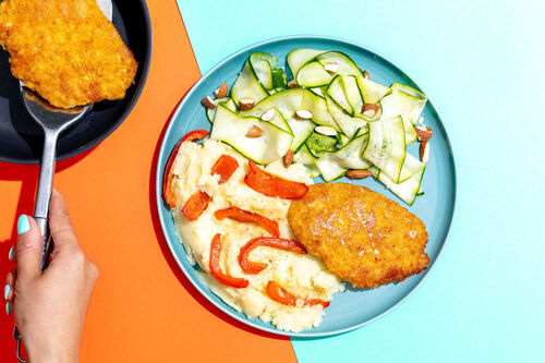 RS Hähnchenschnitzel mit Kartoffelpüree dazu Paprika und frischer Zucchinisalat