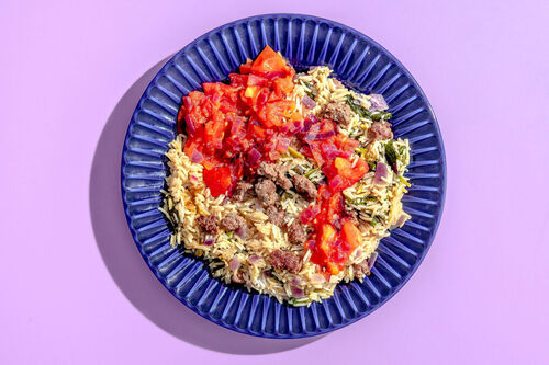 Reispfanne mit Spinat und Rinderbratwurst dazu eingekochte Tomaten