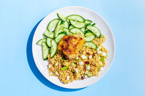 Griechische Hähnchenkeulen mit Gurkensalat auf fruchtig-würzigem Bulgur