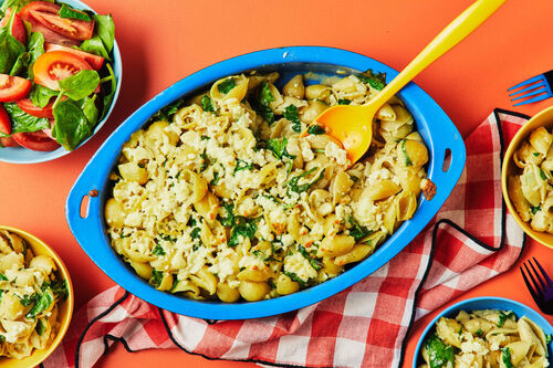 RS Pasta-Auflauf mit Spinat und Feta dazu ein frischer Tomatensalat
