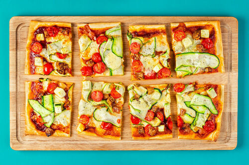 Gemüsepizza mit Zucchini und Datteln und zartschmelzendem Mozzarella