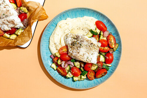 Zarter Seehecht „en papillote“ auf buntem Gemüse und Kartoffelpüree