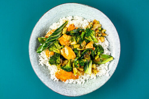 Miso-Hähnchen mit grünem Gemüse auf lockerem Basmatireis