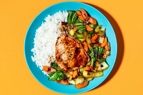 Schweinesteak an pikantem Gemüse serviert mit fluffigem Jasminreis